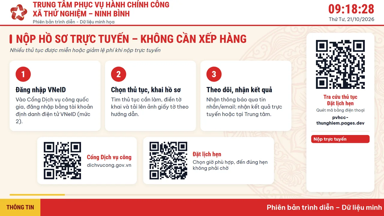 Màn hình TV hướng dẫn nộp hồ sơ trực tuyến có mã QR